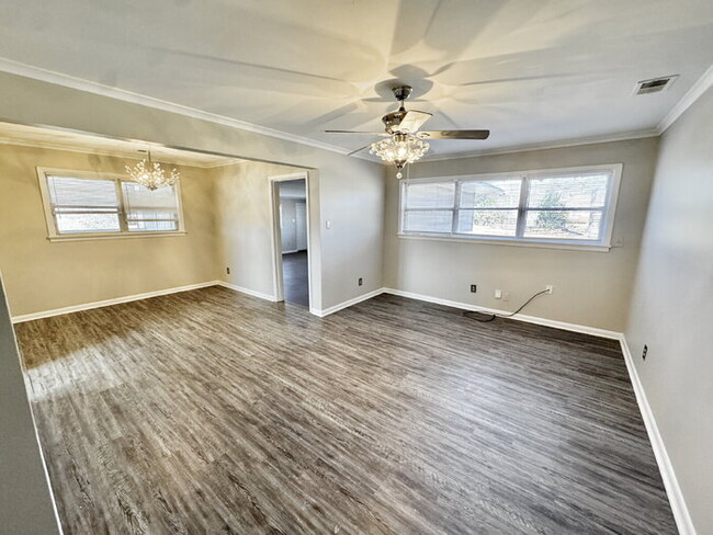 Building Photo - 954 E Holmes Rd