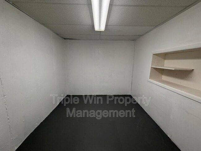 Building Photo - 2450 Jenkee Dr