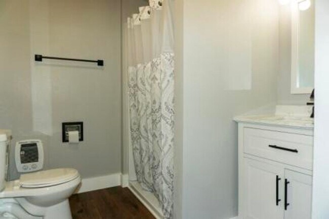 Building Photo - 3 bedroom, 2 bath with double car attached garage, newly remodeled.