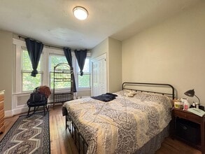 Building Photo - Charming 2BR in East Rock | Hot Water Included | Walk to Yale & SOM