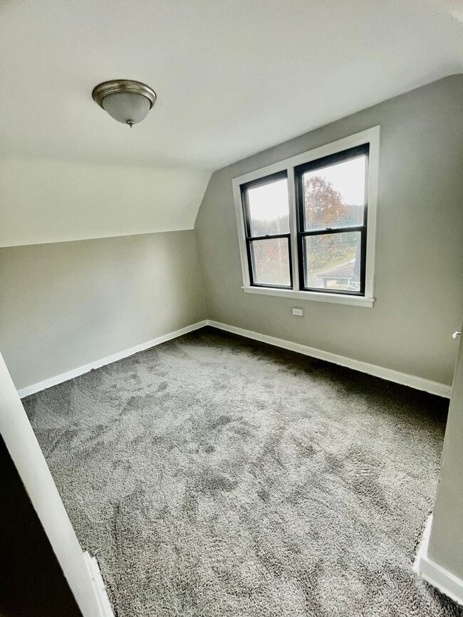 Building Photo - 3 Bed-1 Bath Turtle Creek PA