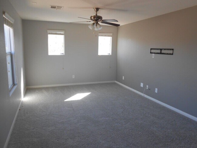 Building Photo - Beautiful Spacious Home in Mountains Edge