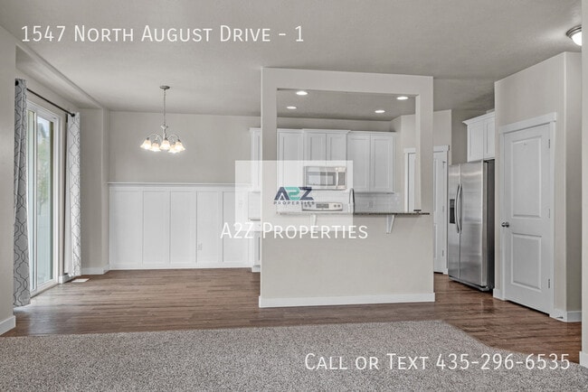 Building Photo - 1547 N August Dr