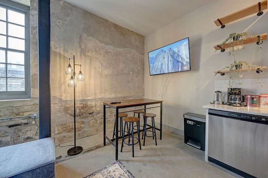 Building Photo - 1009 W Juneau Ave