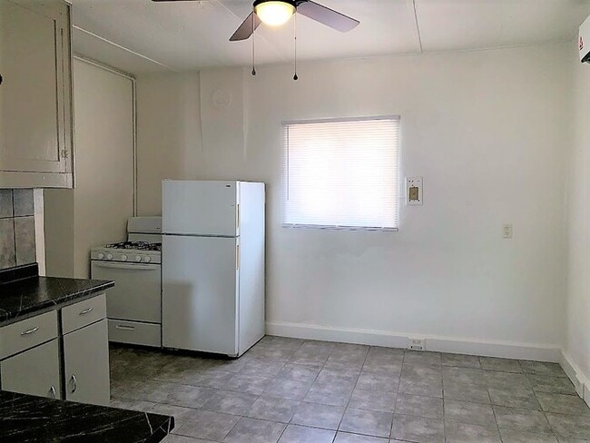Building Photo - Downtown 2 Bedroom House