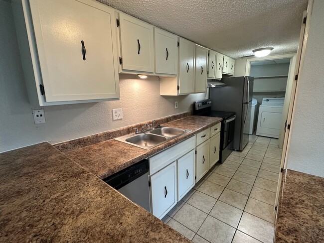 Building Photo - 1705 Port Oak Pl