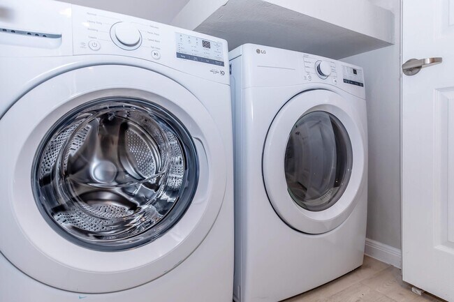 Building Photo - Move-In Savings: Prorate Waived + $500 Off