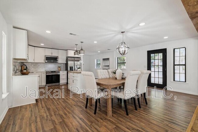 Building Photo - 2038 Avon Dr