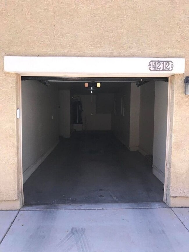 Building Photo - READY TO GO!!! UPDATED