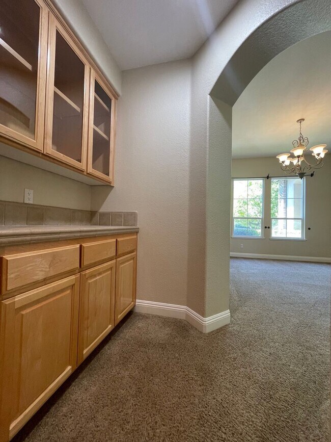 Building Photo - Stunning 4-Bedroom Home in Prime Folsom Location