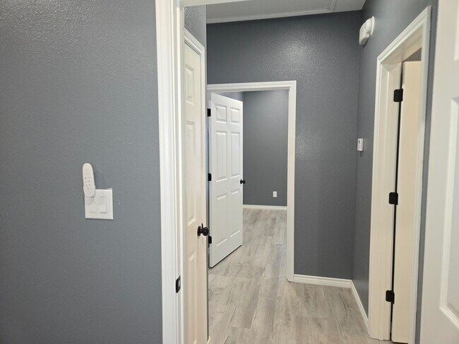 Building Photo - 409 S Steen Dr