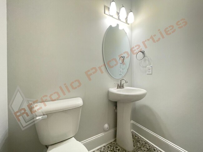 Building Photo - 424 Slomo Ct