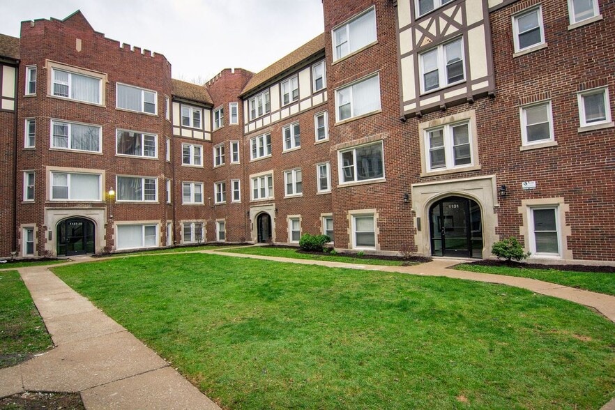 Building Photo - 1141 E 79th Pl