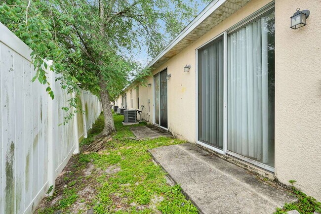 Building Photo - "Charming 3-Bed, 2-Bath Condo Oasis in Orlando – 1,000 Sq Ft of Comfort!"