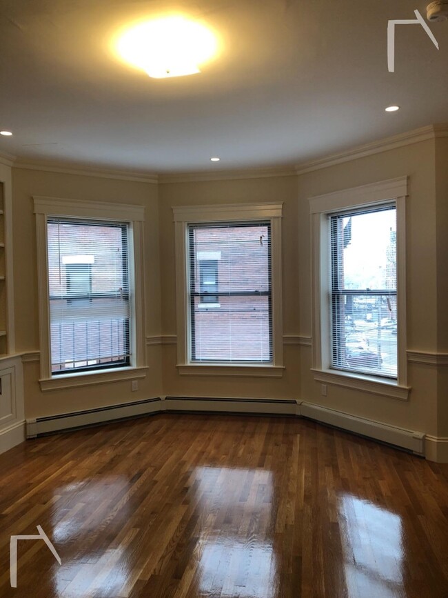Building Photo - 871 Beacon St