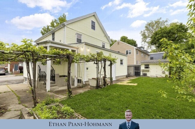 Building Photo - 7 Cozy St