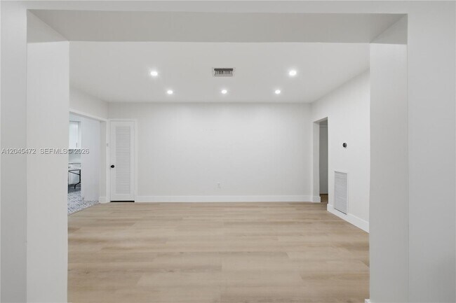 Building Photo - 14325 NE 8th Ave
