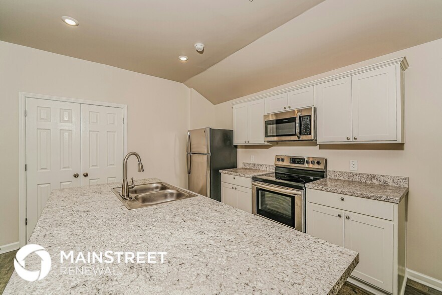 Building Photo - 65 Jonathan Dr