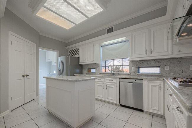 Building Photo - 15714 Sylvan Lake Dr