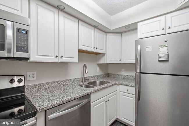 Building Photo - 5904 Mt Eagle Dr