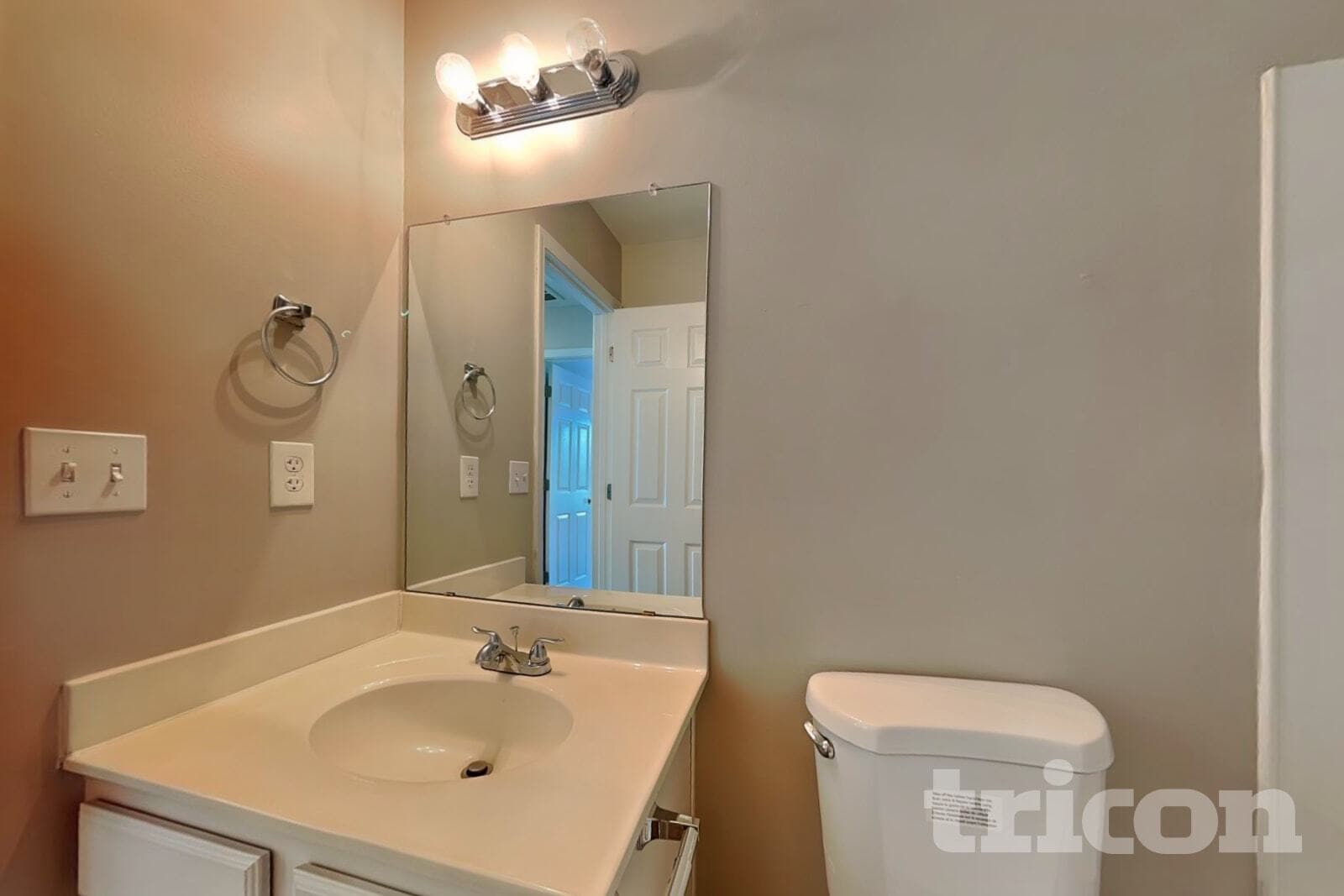 Building Photo - 2120 Clear Brook Dr