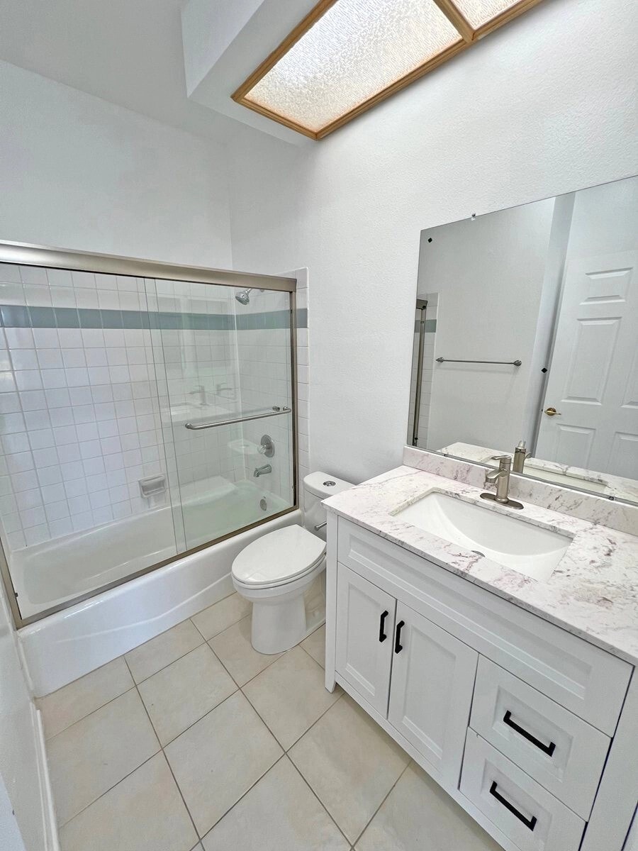 Building Photo - 15507 Moorpark St