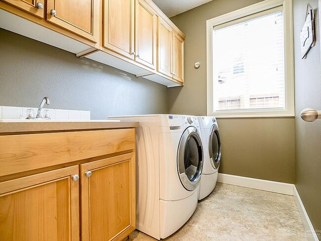 Building Photo - Must see one level home in NW Bend