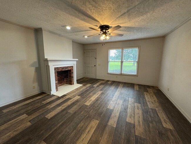 Building Photo - Prime Location! 3 Bed Home on Highway to M...