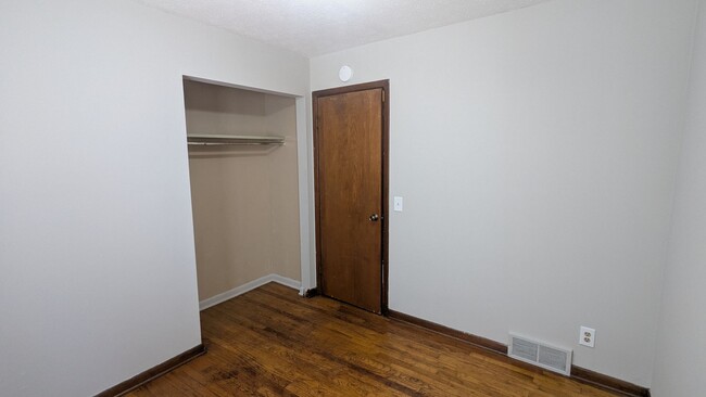 Building Photo - Welcome to this charming 3-bedroom, 1-bath...