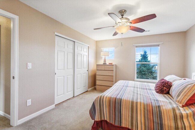 Building Photo - 3 Bedroom, 3 Bth Townhome with 2 Car Garage