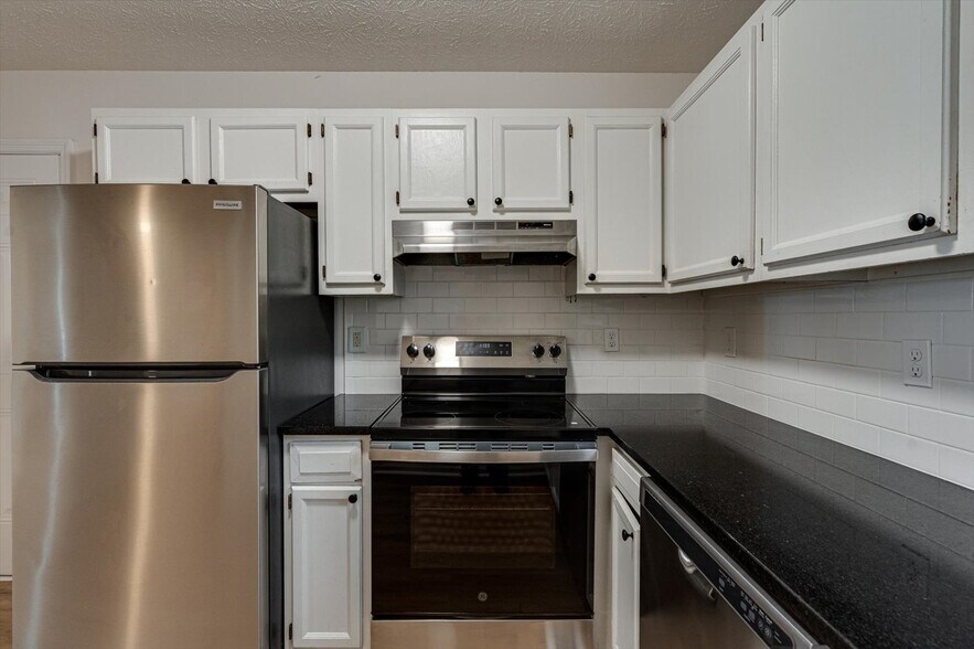 Building Photo - 913 Sylvan Dr