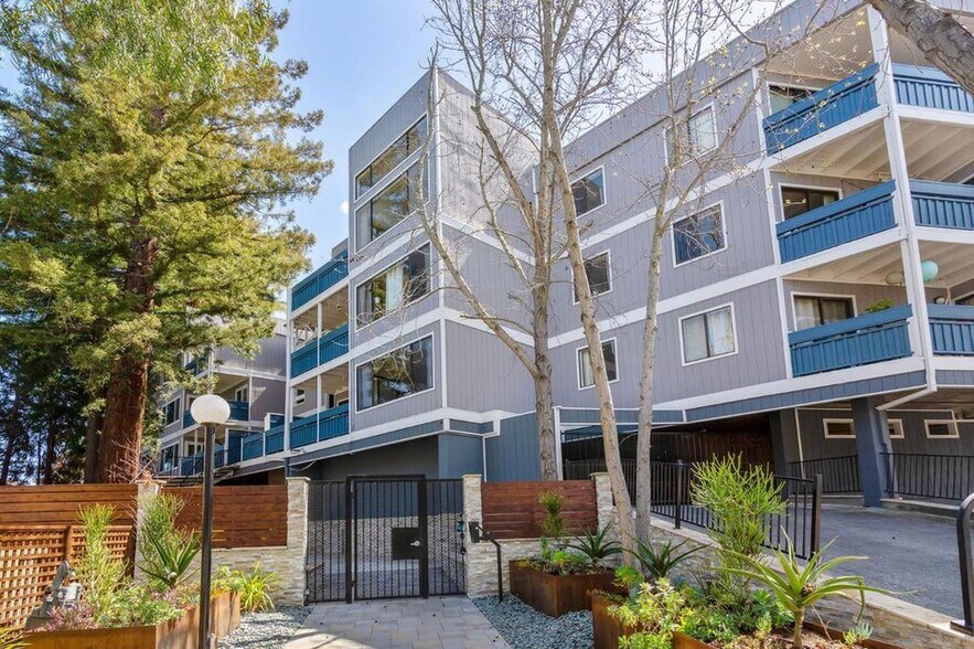 Gated Front Entrance - 725 Mariposa Ave.