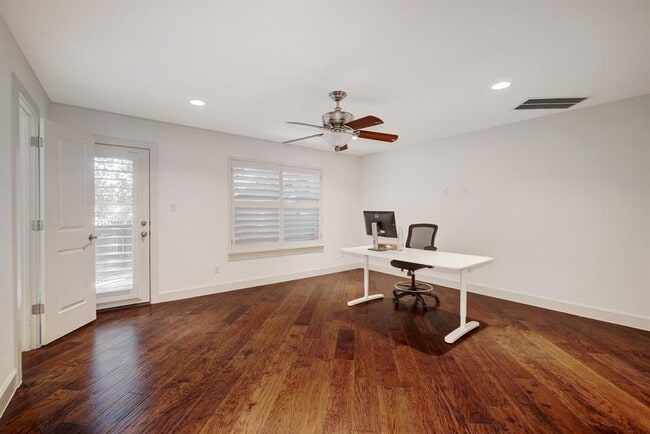 Building Photo - 6533 E Hill Dr