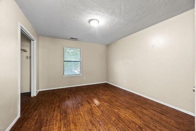 Building Photo - Cozy 1 Bed, 1 Bath Apartment: Minutes from...