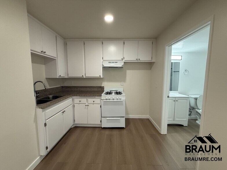 Building Photo - 5245 Riverton Ave