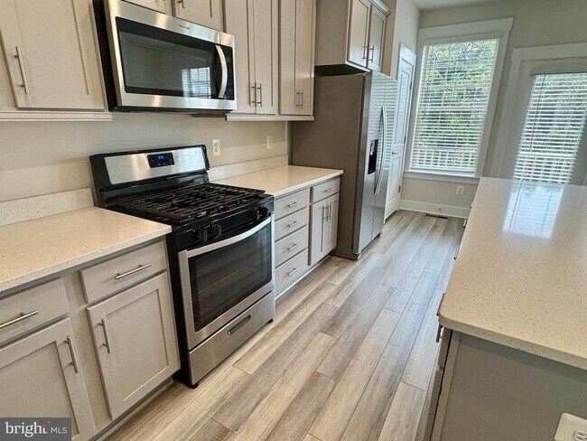 Building Photo - 201 Pomegranate Ln