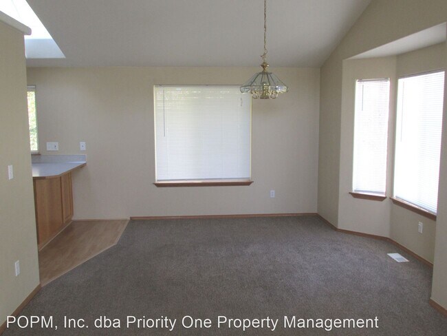 Building Photo - 3 br, 2.5 bath House - 546  SE Beavercreek...