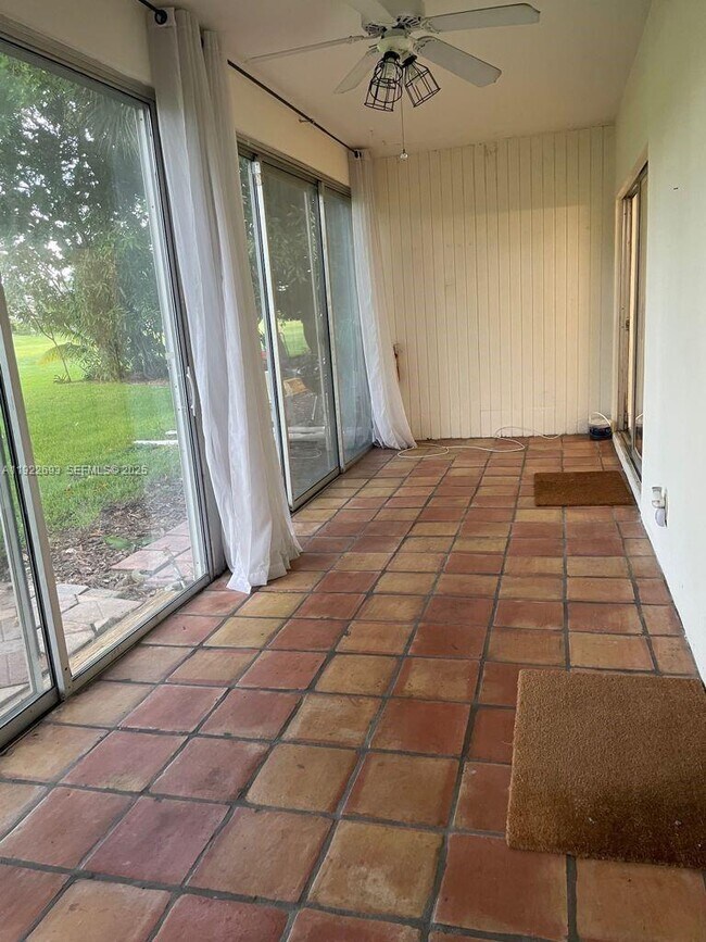 Building Photo - 3141 N Palm Aire Dr