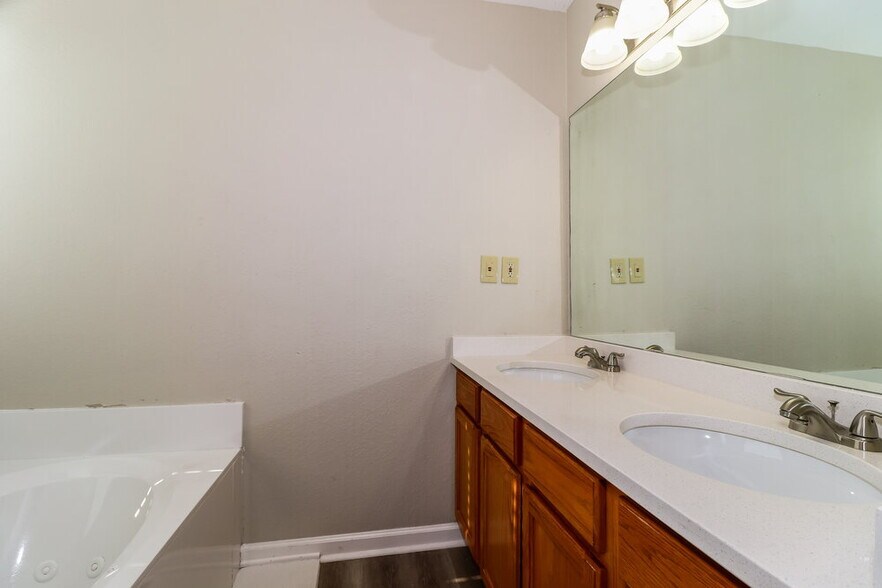 Building Photo - 1024 Scofield Dr