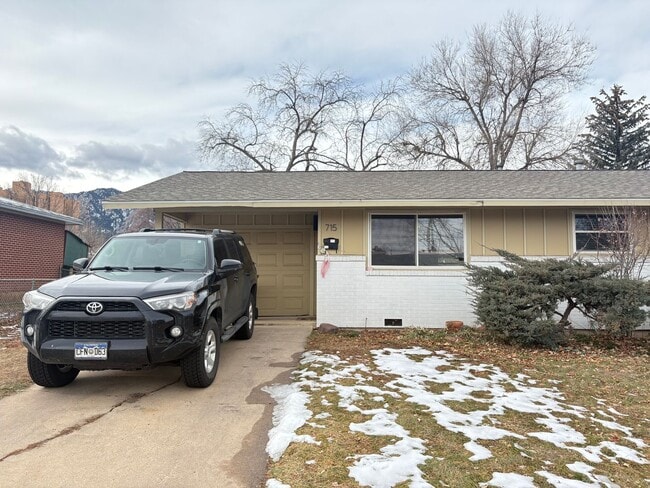 Building Photo - 3 Bed 1 Bath Home W/Large Backyard Walking Distance To Everything.