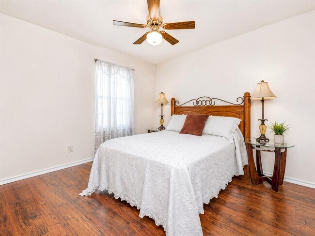 Building Photo - 2217 Parkside Dr