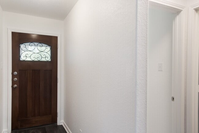 Building Photo - Beautiful 3 BR/2 bath home in Avery Park ready for immediate move in!