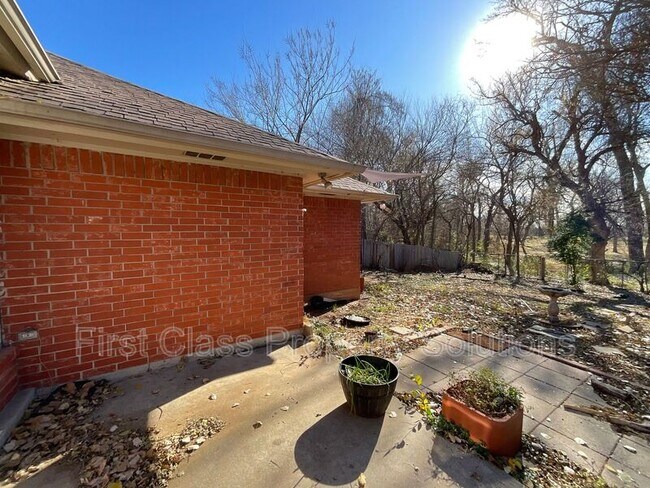Building Photo - 2206 Barton St