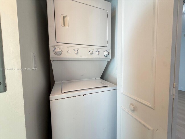 Building Photo - 325 S Biscayne Blvd