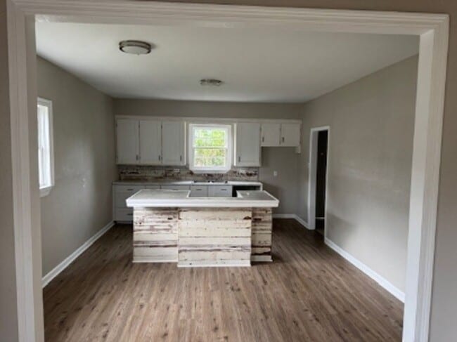 Building Photo - Charming Home