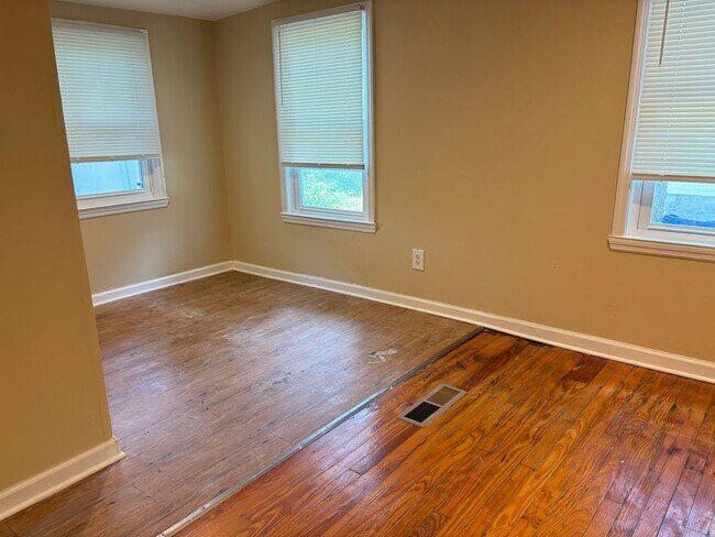 Building Photo - Available 9/1! Newly Renovated in Downtown...