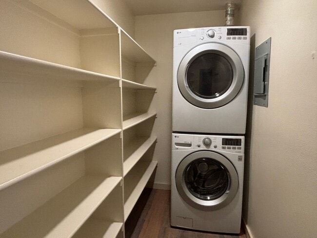 Building Photo - 2 Bed 1 Bath Condo Available Now!  MileSto...