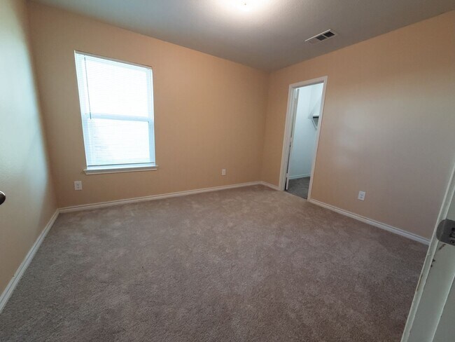 Building Photo - Pleasant 3 Bed / 2 Bath Home AVAILABLE NOW to rent in Ennis, TX