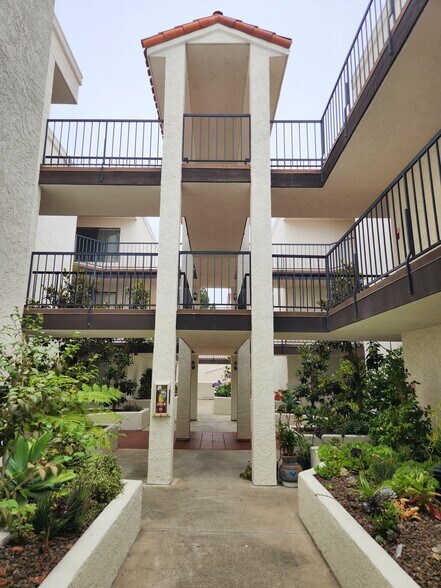 Building Photo - 3525 Lebon Dr