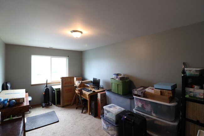Building Photo - 4 Bed 2.5 Bath - Fully Fenced - Pet Friend...